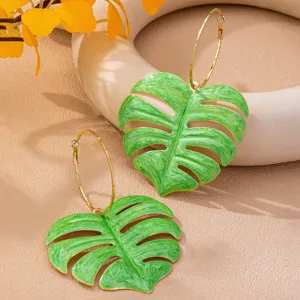 Boucles d'oreilles créoles feuille de monstera vert style tropical bijou grand cercle détail
