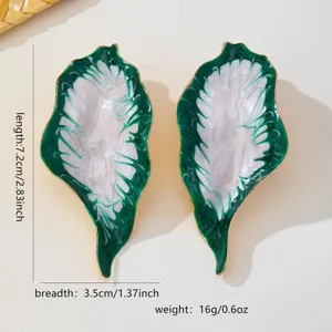 Orecchini pendenti grandi foglie lucide retrò, eleganti accessori moda per ogni evento.