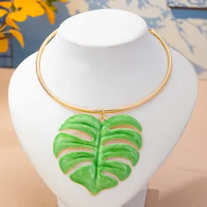 Collier ras de cou doré avec grand pendentif feuille de Monstera en émail vert femme.