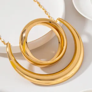 Detailaufnahme einer luxuriösen minimalistischen goldenen Statement-Halskette mit geometrischem Ring.