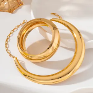Minimalistisches breites glänzendes goldenes Halsband und Armband Schmuck Set Detail.