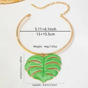Collier ras du cou en metal dore avec grand pendentif feuille de monstera verte, bijoux tropicaux.