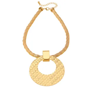 Collier statement doré avec chaîne tressée et grand pendentif rond ajouré pour femmes.