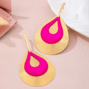 Atemberaubende geometrische Tropfen-Ohrringe mit pinker Emaillierung und strukturiertem Gold-Design.