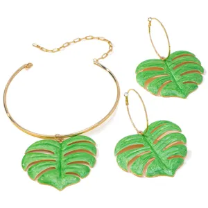 Ensemble de collier ras de cou et boucles d'oreilles monstera vert tropical doré chic