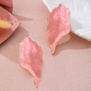 Orecchini pendenti rosa lucidi a forma di foglia, dettaglio bordo oro elegante, per accessori da foto.
