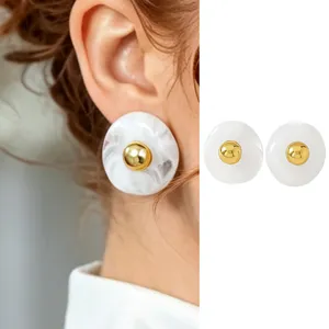 Französische Vintage marmorierte runde Ohrstecker mit goldener Kugel für den Alltag.