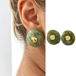 Französische Vintage grüne Marmor Harz runde Ohrstecker mit goldener Metallkugel Deko.
