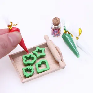 Mini set κουζίνας κουκλόσπιτου με ξύλινο δίσκο και φορμάκια μπισκότων για διακόσμηση.