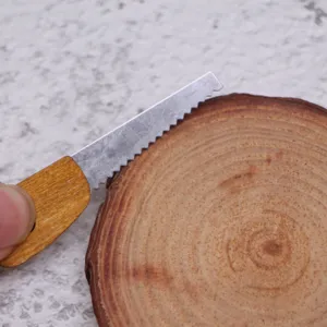 Miniatura sega manico legno casa bambole attrezzo giardino modello dettaglio primo piano