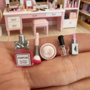 Puppenhaus Miniatur Kosmetik Set Parfum Lippenstift Pinsel Puderdose Modell für BJD Puppen