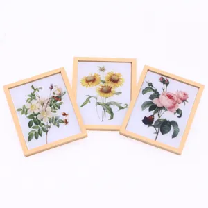 Cadres photo en bois miniatures pour maison de poupées avec peintures florales botaniques détail.