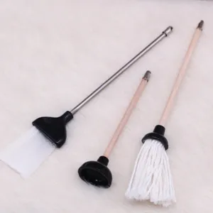 Poppenhuis miniatuur schoonmaakgereedschap set met micro mop en borstel accessoires.