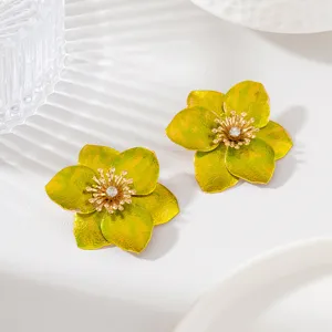 Boucles d'oreilles clous fleur verte métallique rétro avec strass, style vacances élégant.