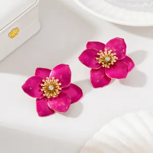 Boucles d'oreilles clous fleur émail fuchsia chic avec étamines dorées et strass pour femmes