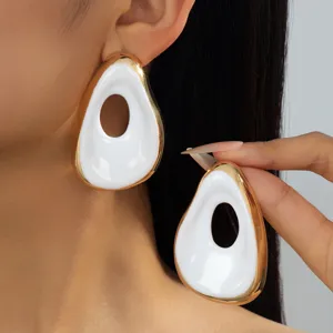 Exaggerierte weiße Emaillierte goldrandige geometrische Statement Ohrringe für Damen Schmuck.