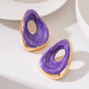 Elegante violette marmorierte Emaille Tropfen Ohrringe mit edlem goldenem Metallrand.