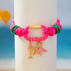 Gros plan détaillé d'un bracelet tressé coloré style océan dopamine avec des amulettes de mer.