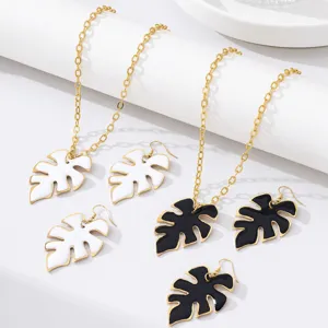 Set collana e orecchini foglia monstera catena oro nero bianco gioielli 3pz