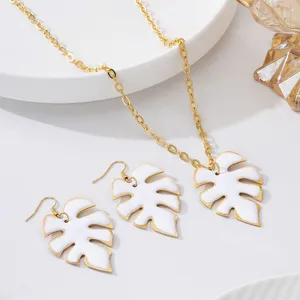 Set di gioielli elegante con collana con ciondolo a foglia smaltata e orecchini abbinati.