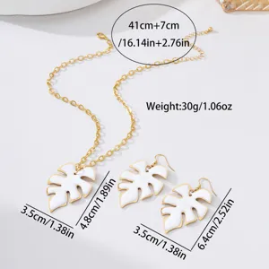 Completo di gioielli con collana e orecchini in metallo dorato a foglia di monstera.