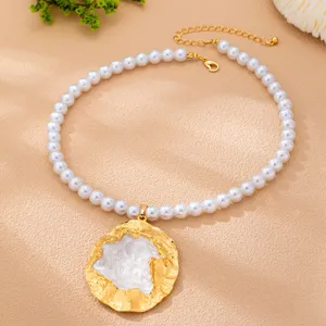 Collier de perles avec pendentif crabe en or irrégulier, design élégant pour fête et quotidien.