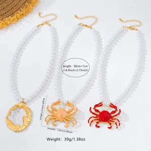 Détail du collier de perles élégant avec pendentifs de crabe originaux, longueur 38 plus 7cm.