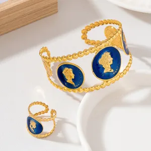 Ensemble de bijoux monnaie plaqué or vintage avec bracelet manchette et bague émail bleu.