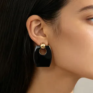 Geometrische schwarze Emaillierte Ohrringe mit goldenem Ball, elegante Detailansicht.