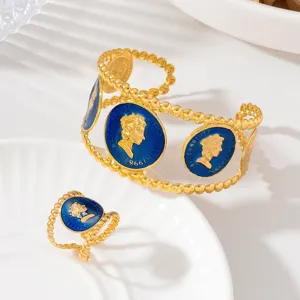 Ensemble bracelet manchette et bague monnaie dorée vintage avec émail bleu pour femmes.