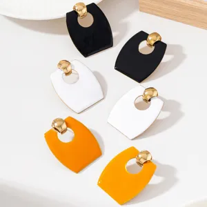 Geometrische Emaillierte Ohrringe mit Goldfarbener Kugel und Hohl Trapez Design.