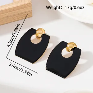 Detailansicht der stilvollen schwarz-goldenen geometrischen Ohrringe mit feiner Handwerkskunst.