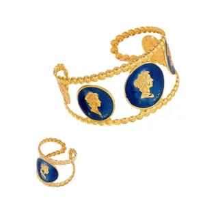 Bracelet manchette et bague dorés vintage motif pièce avec détails émail bleu pour femmes.