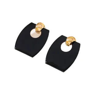 Schwarze goldene geometrische Ohrringe mit hohlem Trapez Design und Goldkugel Oben.