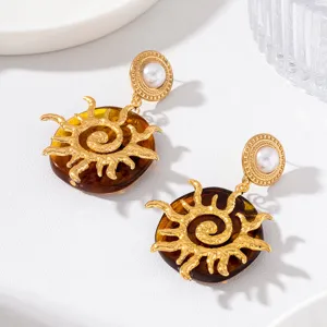Boucles d'oreilles pendantes soleil vintage lourd avec perle et resine ambre pour soiree.