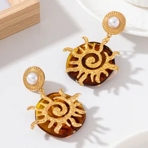 Boucles d'oreilles soleil dorées rétro avec perles et pendentifs en résine ambre.