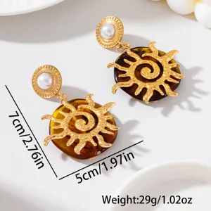Boucles d'oreilles pendantes soleil dorées rétro avec puces de perles pour vos soirées.