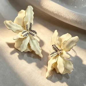 Retro exagerees peintes a la main gouttes d'huile blanches plissees grandes boucles