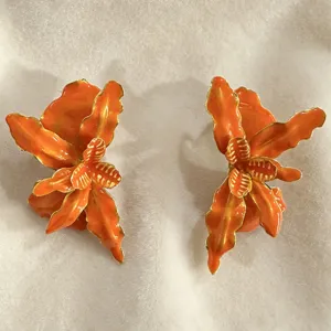 Chics boucles d'oreilles fleur en émail orange rétro avec bordure dorée, style bohème.