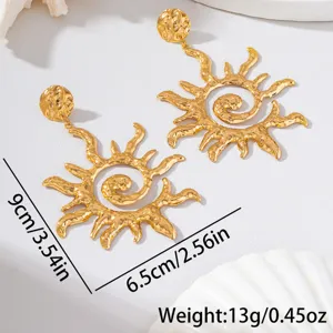 Boucles d'oreilles soleil martelées dorées gros plan, bijoux style rétro bohème.
