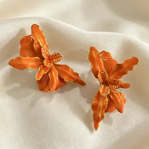 Magnifiques boucles d'oreilles florales orange avec émail rétro et superbes bordures dorées.