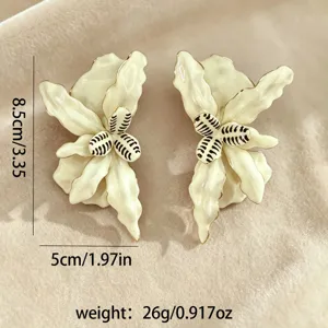 Boucles d'oreilles fleurs blanches texturées style rétro bohème, bijoux tendance.