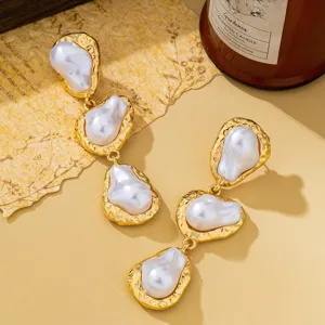 Boucles d'oreilles longues fausses perles irrégulières style français chic pour femmes.