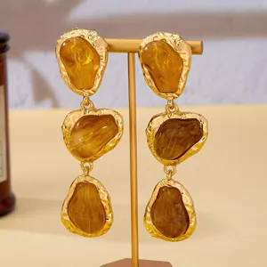 Boucles d'oreilles longues vintage françaises avec pierres ambrées géométriques dorées.