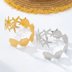 Nahansicht von Muschel und Seestern Armreif, sommerlicher Strandurlaub Metall Schmuck.