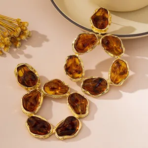 Orecchini pendenti statement in resina ambra oro irregolari retrò eleganti donna