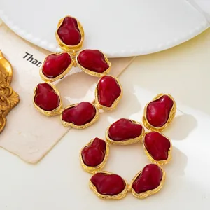 Orecchini a cerchio statement pietra rossa irregolare barocca vintage dettaglio