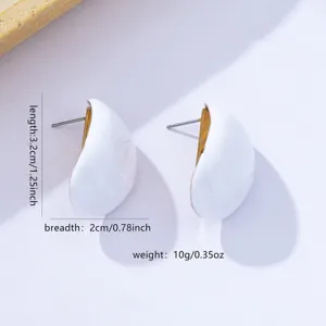 Minimale weiße unregelmäßige geometrische Emaillierte Ohrringe, schicker und eleganter Schmuck.