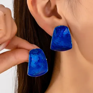 Minimalistische blaue Emaille Ohrstecker mit unregelmässigem Trapez für Damen im Alltag.