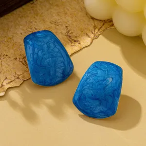 Minimalistische unregelmäßige trapezförmige blaue Emailleschmuck Ohrringe Detail Ansicht.